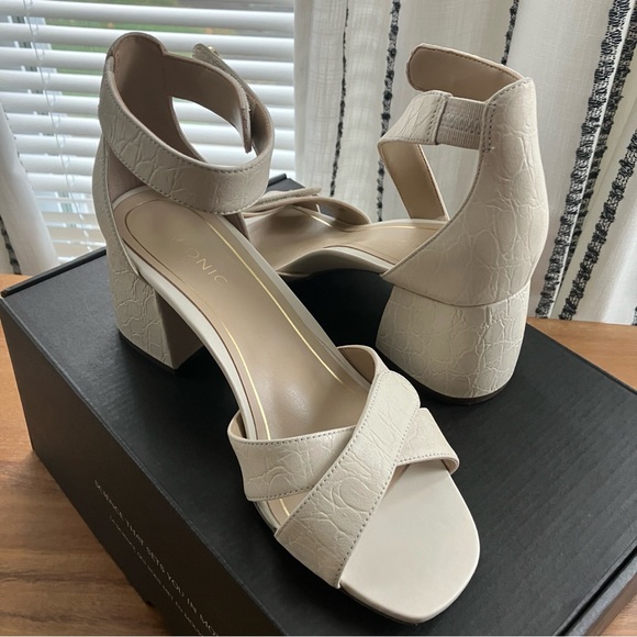 Vionic Leather Sandals - Picture 3 of 5